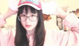 学生眼镜妹吃瓜,校园生活里的趣味瞬间