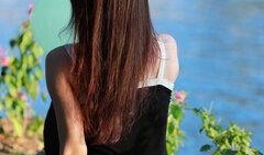 吃瓜美女背影图片